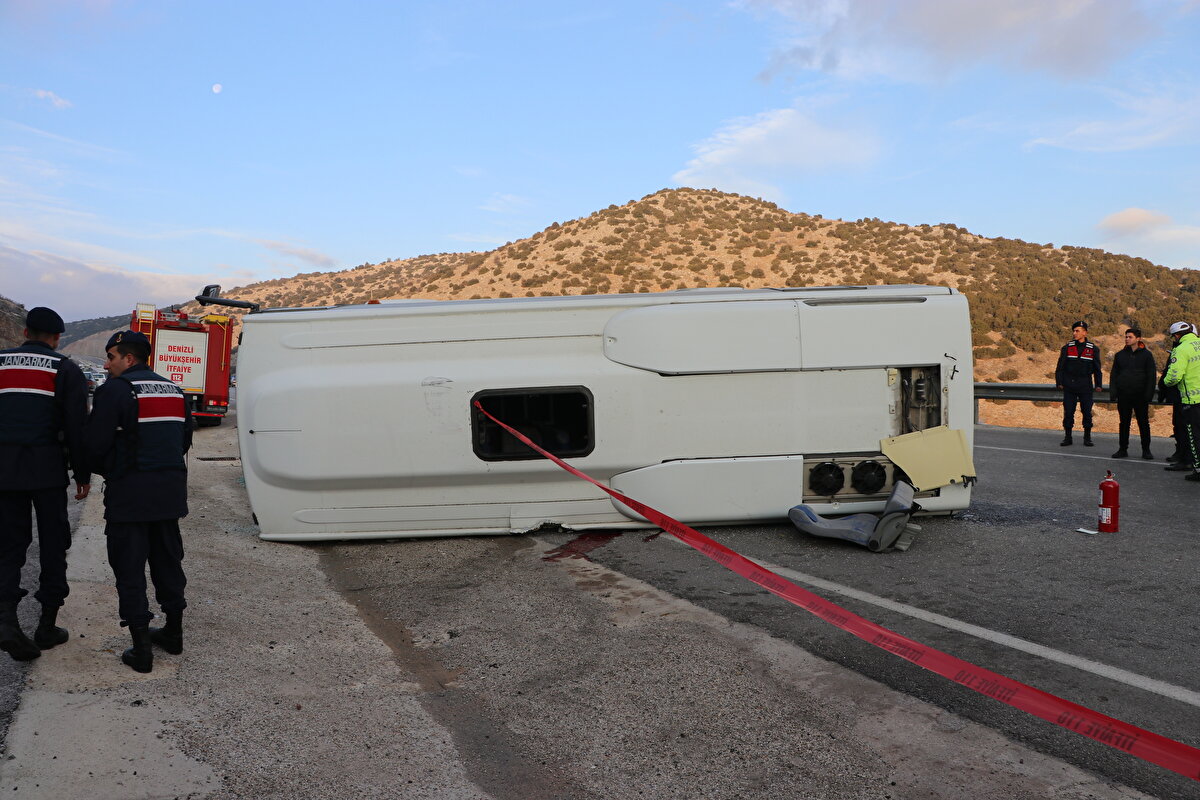 Antalya- Denizli kara yolu Serinhisar ilçesi girişinde servis midibüsü, ilk belirlemeye göre buzlanma nedeniyle kontrolden çıkarak karşı şeride geçti ve devrildi.<br><br>