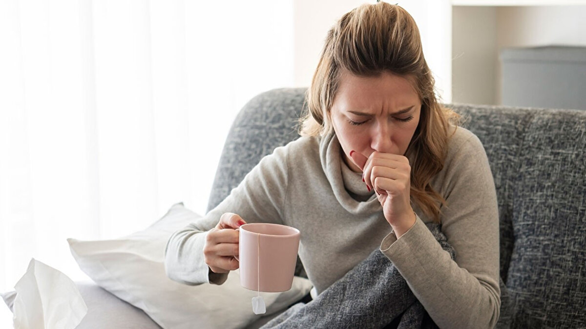 "ÖNCE SEBEBİ BULUNMALI"<br><br>"Öksürüğe neden olan teşhisin doğru konulabilmesi için öksürüğün süresi, öyküsü ve etkileyen faktörlerin göz önünde bulundurulması gerekir" diyen Prof. Dr. Görgüner, "Birden fazla hastalık kronik öksürüğe yol açabilir ve sıklıkla tanıya yönlendirecek altın standart bir test bulunmamaktadır. Bu nedenle öksürüğün temel sebebi için hastanın hikâyesini izler ve tedavi yöntemini buna göre belirleriz. Sebebi bilinmeyen öksürüklerde, baskılayıcı ilaçlar pek kullanılmaz. Bu hastalığın teşhisini geciktirmeye sebep olabilir. Önce öksürüğün sebebi bulunur ve buna bağlı olarak teşhis konulur" ifadelerini kullandı.<br>
