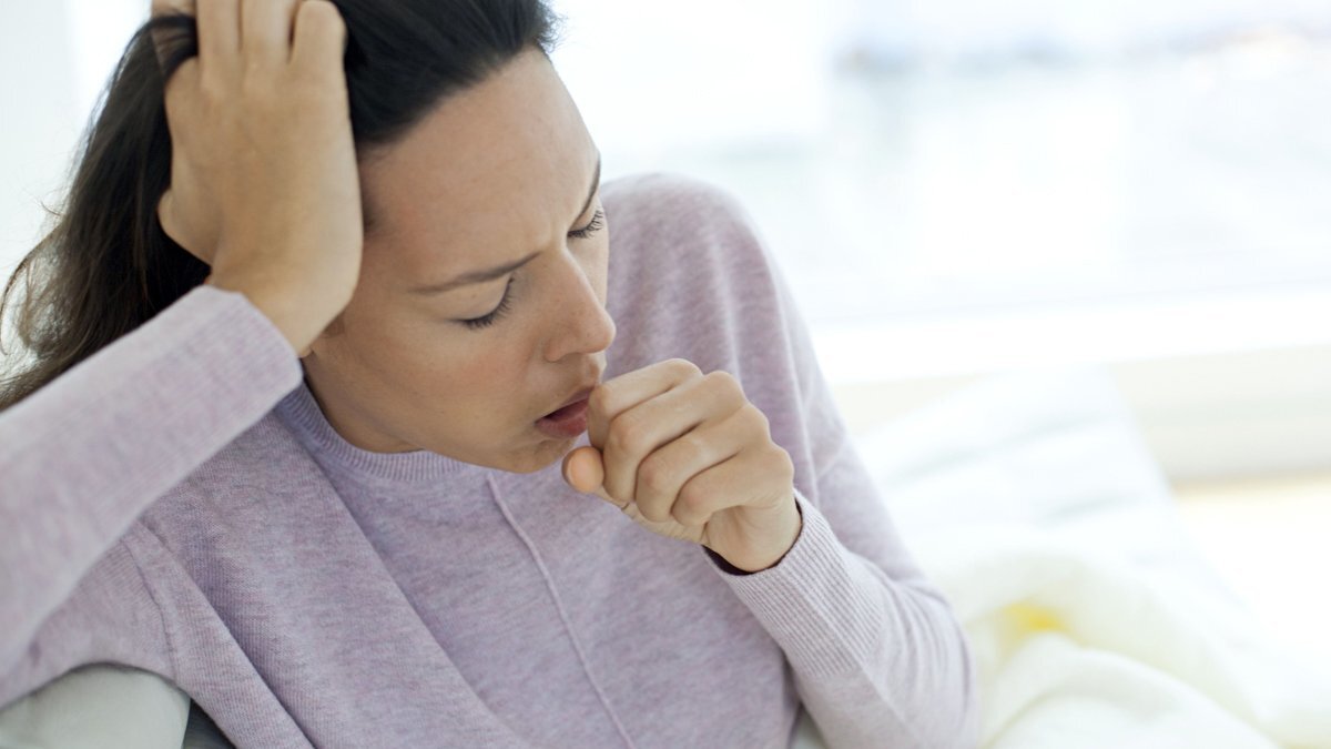 "Akut öksürük dediğimiz, üç haftadan kısa süren öksürükler için genellikle solunum yolu enfeksiyonları sebebiyle oluşur ve panik yapmaya gerek yoktur. Daha çok grip, faranjit, bahar alerjisi, sinüzit ve zatürre gibi solunumsal enfeksiyonlarla ilişkili olarak ortaya çıkabilir. 3 haftayı geçen öksürüklerde özellikle de 8 haftayı geçen kronik öksürüklerde mutlaka hekim yardımına başvurulması gerekiyor. Soğuk algınlığı ve grip gibi nedenlerden kaynaklanan öksürüklerde, evde bal, ıhlamur gibi bir takım basit yöntemler uygulanabilir. Ancak öksürük şurupları, balgam sökücü gibi ilaçların hekim kontrolünde alınması daha doğru olacaktır. Özellikle hamilelerde bu durum çok daha büyük önem taşımaktadır." <br>