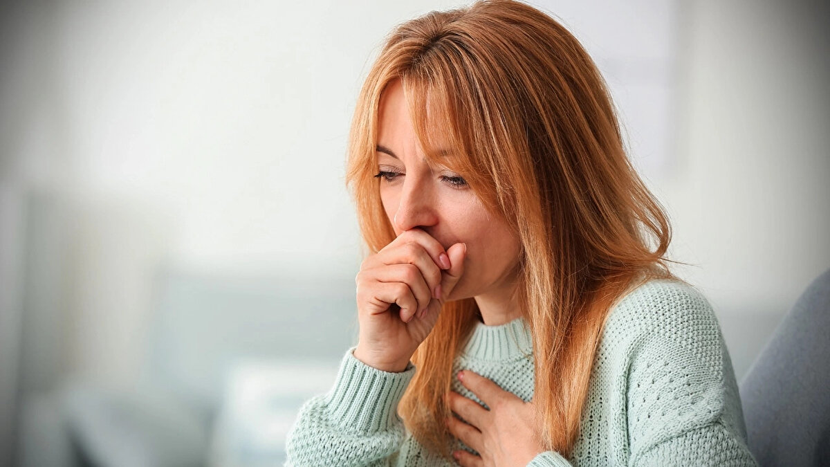 "UZUN SÜREN ÖKSÜRÜK CİDDİYE ALINMALI"<br><br>Üç haftadan uzun süren öksürüklerde mutlaka hekime başvurulması gerektiğinin altını çizen Görgüner, geçmeyen öksürüğün nedenlerini ve çözüm yollarını şöyle aktardı: