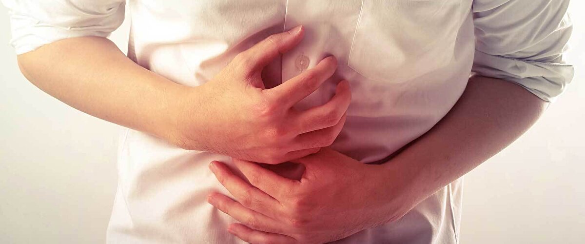 "ÖKSÜRÜK REFLÜ KAYNAKLI OLABİLİR"<br><br>Prof. Dr. Görgüner, sözlerine şöyle devam etti:<br><br>"Reflü asit, safra ve mukustan oluşan mide içeriğinin yemek borusuna geriye kaçışının sonucunda yaşanan bir rahatsızlıktır. Ağza asit gelmesi, ağızda acı tat ve göğüste yanma reflü belirtilerindendir. Öksürük de bu belirtilerin arasındadır. Asitli mide sıvılarının boğaza kadar gelmesi, boğazı tahriş ederek özellikle de geceleri ortaya çıkan öksürüğe sebep olabilir. Reflüye bağlı öksürük; çikolata, kahve, yağlı ve baharatlı yiyecekler ile şiddetlenebilir."