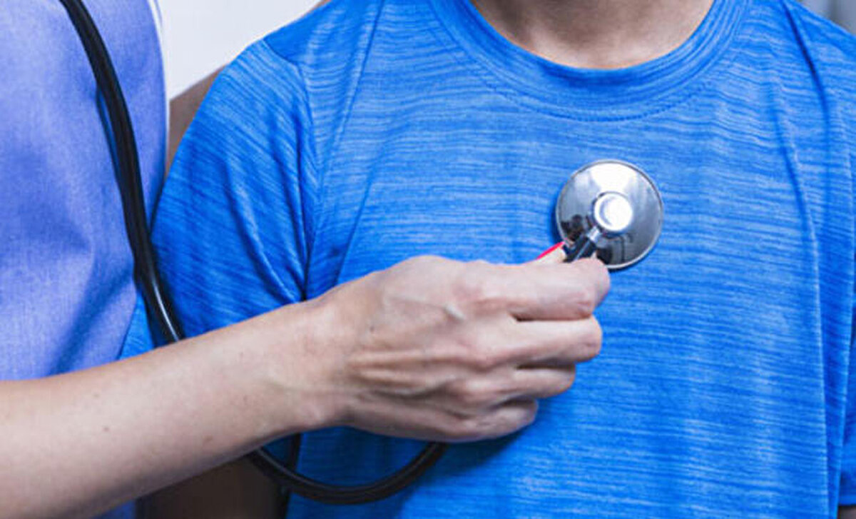 ÇÖZÜM YOLLARI<br><br>Öksürüğün hemen rahatsızlığa işaret eden bir belirti olmadığını bilmek gerektiğine dikkati çeken Göğüs Hastalıkları Uzmanı Prof. Dr. Ali Metin Görgüner, "Fakat öksürük 3 haftadan üzün sürüyorsa mutlaka hekime başvurmak gerekir. Öksürüğün temel sebebi bulunarak uygun tedavinin yapılması oldukça önemlidir. Öksürüğün önlenmesi için bol su içmeli, uyku saatlerini düzenlemeli, mide içeriğinin boğaza gelmesini kolaylaştıran durumlardan kaçınmalı, beslenmeye dikkat etmeli, tozlu ortamlardan kaçınılmalıdır" diyerek sözlerini tamamladı.