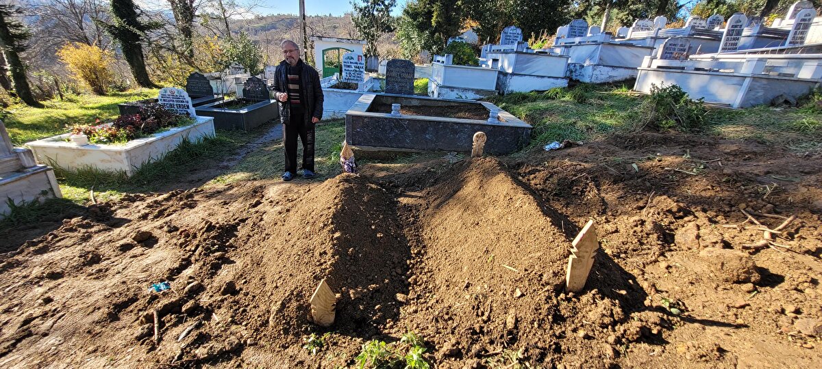 'ANNENİ AL, GÜVENLİ YERE GETİR' DEMİŞ<br>Görkem Yamak'ın amcası Şaban Yamak, "Ağabeyim ve yengem, oğulları ile Niğde'ye kız istemeye gitti. Dönüşte sabah İstanbul'a doğru yola çıktılar. Yolda kaza varmış. Bizimkiler de sisten dolayı yavaş gidiyorlarmış ama yolda buzlanma varmış. Önlerinde olan araca çarpmışlar. Bizimkiler yaralanmış, araçta hasar almış. Ağabeyim araçta sıkışmış. Nişanladıkları oğlu Görkem'e kaza sonrası ağabeyim, 'Anneni araçtan al, indir, güvenli bir yere getir' demiş. Görkem, annesini yol kenarına getirirken buzlanmadan dolayı duramayan TIR, yengeme ve oğluna çarpmış. Onlar, orada hayatlarını kaybetmişler" dedi.