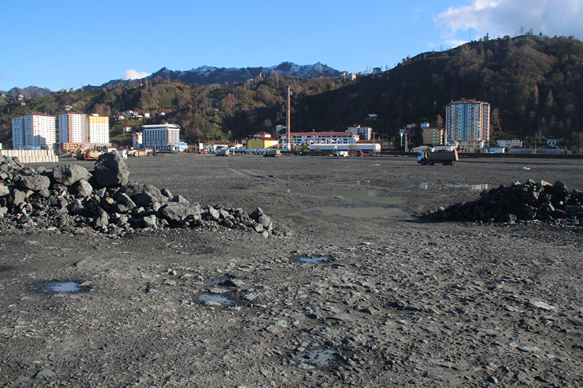 Denize dolgu işlemlerinin çok hızlı tamamlandığını söyleyen Nihat Kopuz, "Hem bölgemiz hem de ilimiz açısından çok değerli bir yatırım. Ayrıca Gündoğdu mahallemize de çok şeyler katacağını düşünüyoruz. Hastanenin inşaatıyla burada da vizyon değişimleri başladı. Yatırımlar arttı, hareketlenmeler başladı. Çok büyük bir hizmet, yapanlardan Allah razı olsun" diye konuştu.<br><br>