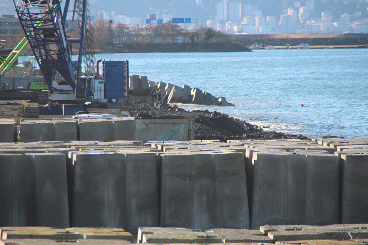 Dört blok halinde 5 kat şeklinde yöresel mimaride yapılacak hastane binası, Eğitim ve Araştırma Hastanesi olarak hizmet verecek.<br><br>
