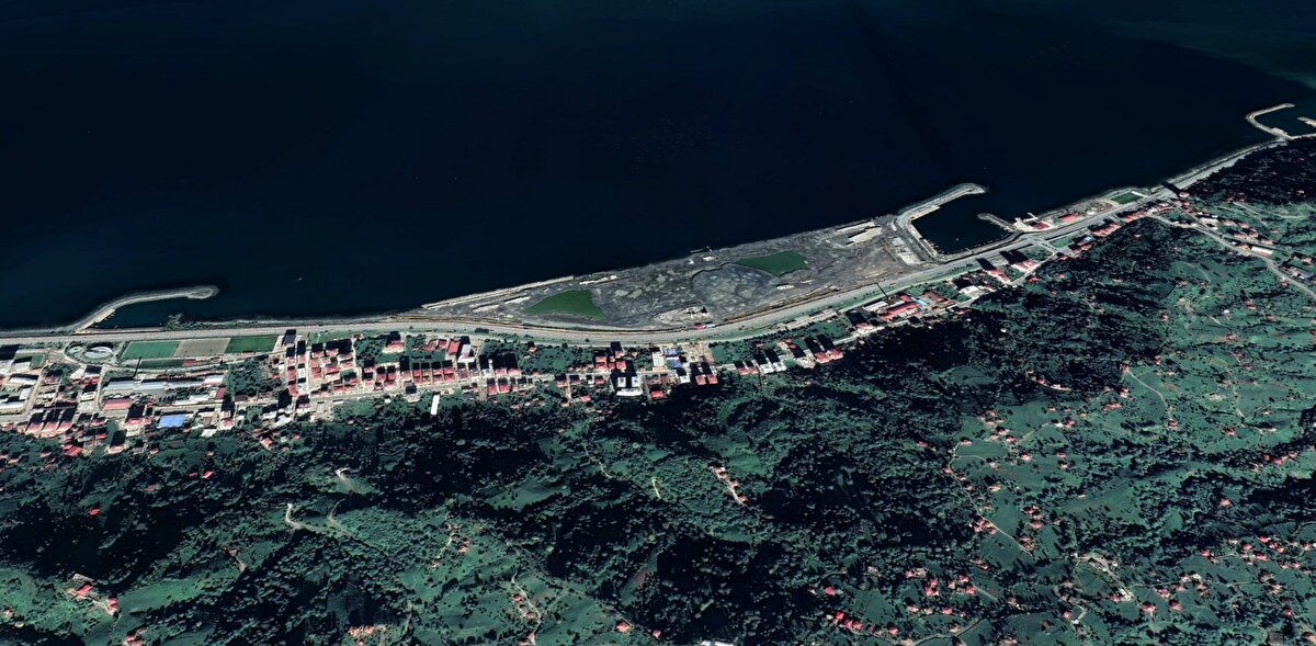 Pazar ilçesindeki taş ocağından günde 800 kamyonla taşınan 8 milyon ton taşın denize dökülmesiyle 350 bin metrekare alan kazanıldı.<br><br>