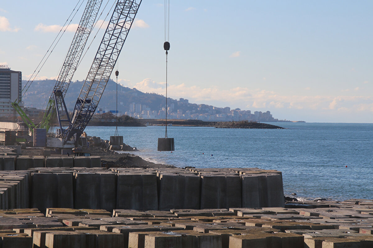 Hastanenin bitmesini heyecanla beklediklerini belirten Edra Hamza ise "Şehir Hastanesi'nin bölgeye ve insanlara katkısı olacaktır. Dolgu çalışmalarını adım adım izledik, artık sona gelindi. Hastanenin ne zaman biteceği konusunda meraklıyız heyecanla bekliyoruz" dedi.<br><br>