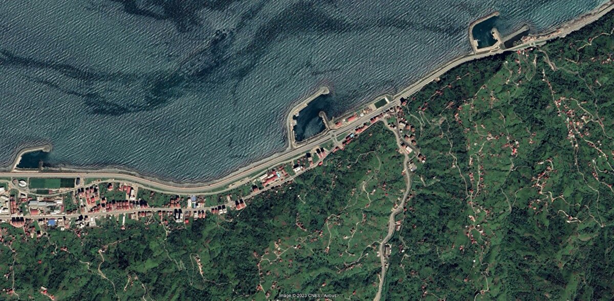 1 yıl süren çalışmaların ardından zemin düzeltme ve dolgu alanını Karadeniz'in dalgalarından korumak için 14 bin beton blokun yerleştirilmesi işlemine geçilen alanda 850 yataklı hastane inşa edilecek.<br><br>