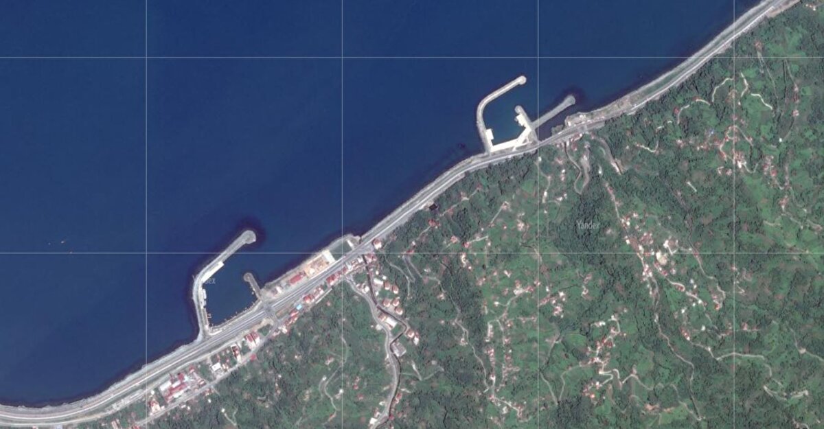 Türkiye yüz ölçümünü değiştiren hastane deniz dolgusu görüntülendi.<br><br>Kentte arazi sorunu nedeniyle havalimanı, lojistik liman ve millet bahçesi projelerinden sonra deniz dolgusu üzerine inşa edilecek Şehir Hastanesi'nin dolgusu, Gündoğdu ve Hamidiye mahalleleri arasındaki sahil bandına planlandı.<br><br>