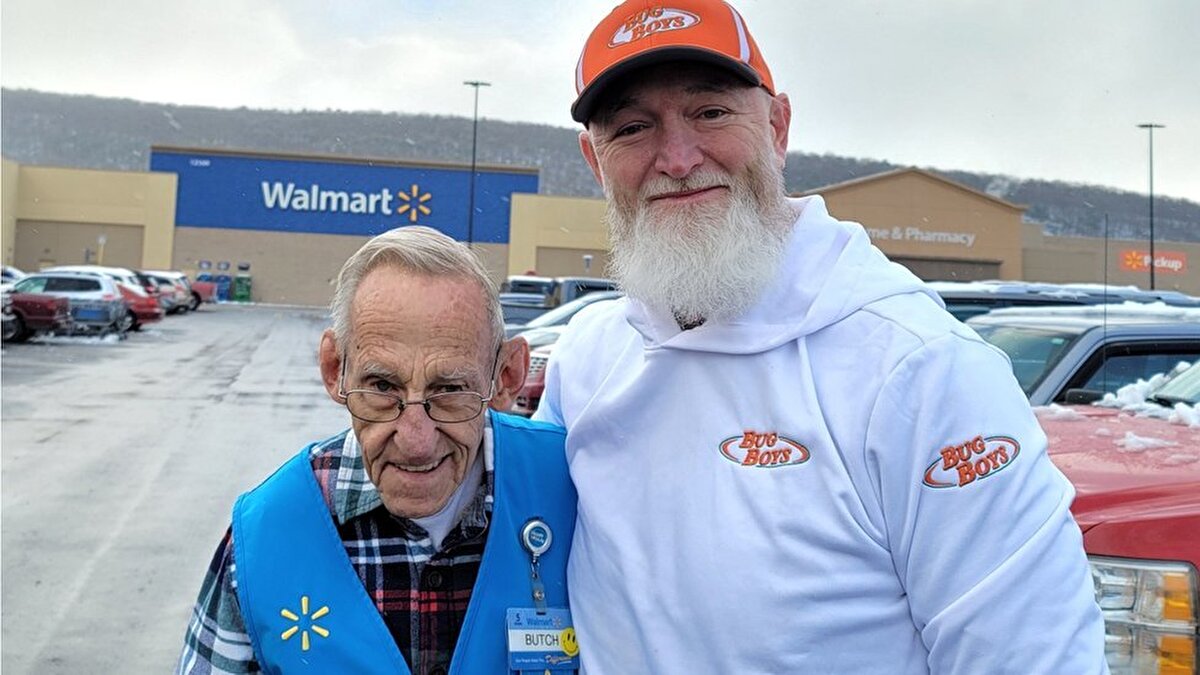 82 yaşındaki Butch Marion ilerleyen yaşına rağmen kasiyer olarak Walmart'ta çalışıyordu. Çocukluğundan beri çalıştığını, 10 yılını donanmada geçirdiğini söyleyen Marion'un hikayelesi TikTok'ta içerik üreten Rory McCarty'i etkiledi.<br><br>Yaşlı kasiyer için yardım videosu paylaşan McCarty, bir sitede kampanya başlattı.<br><br>Üç milyondan fazla izlenmeye ulaşan videoyu görenler gofundme'deki kampanyaya katıldı. İlk 24 saatte 50 bin dolar toplanan kampanyada 11 Ocak itibariyle 143 bin dolar toplandı.<br><br>McCarty, "Bir işletme sahibi olarak ve işim için iyi bir yardım bulmanın ne kadar zor olduğunu bildiğim için, bu küçük yaşlı adamın hâlâ sekiz ila dokuz saatlik vardiyalarda çalıştığını görünce hayretler içinde kaldım" dedi.