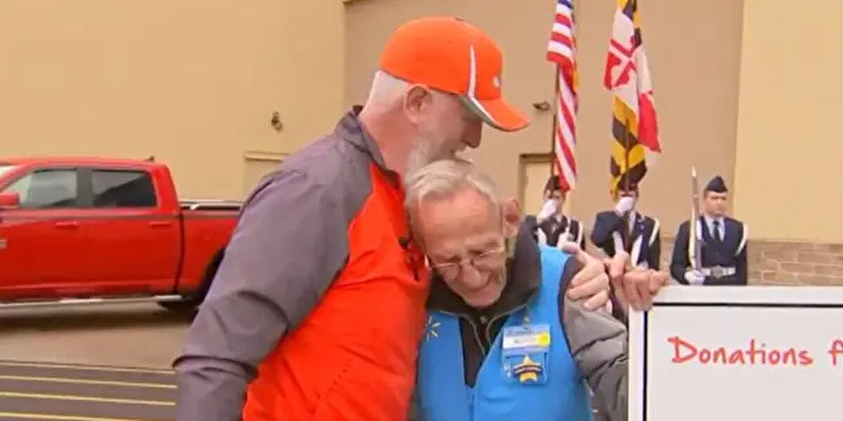 Yeni yıldan hemen önce, 82 yaşındaki Carmen Kelly Arizona'dan alışveriş yapan Elizabeth Rizzo tarafından filme alındıktan sonra viral oldu. Çalışırken baston kullanması gerekmesine rağmen kadının çok zorlandığı görüldü. <br>