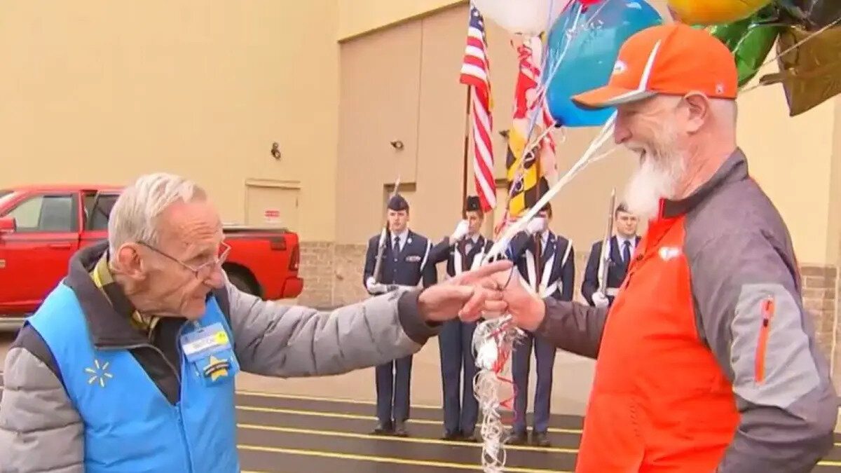 Marion, son aylarda hızla bir trend haline gelen sosyal medya kullanıcılarından hayat değiştiren bağışlar alan üçüncü Walmart çalışanı oldu; hatta kendi hashtag'i bile var: #TikTokWalmartRetiree.<br>