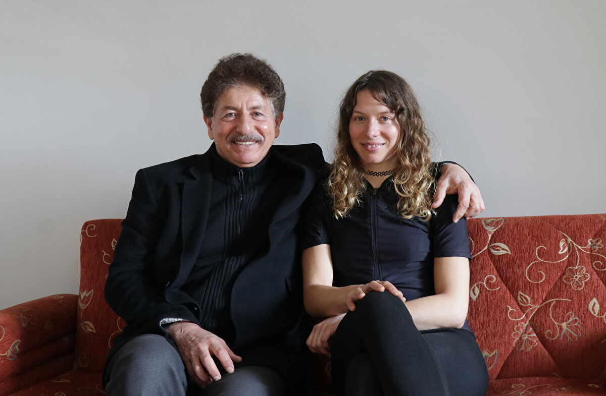 "O beni ilk kez görüyor, ben de onu"<br><br>Baba Duran Tekin de 1973'te Almanya'ya gittiğini, sanat okulundan sonra iş hayatına atıldığını söyledi.<br><br>Almanya'da tanıştığı bir kadından iki kızı olduğunu anlatan Tekin, çeşitli sebeplerle ayrıldıklarını dile getirdi.<br>