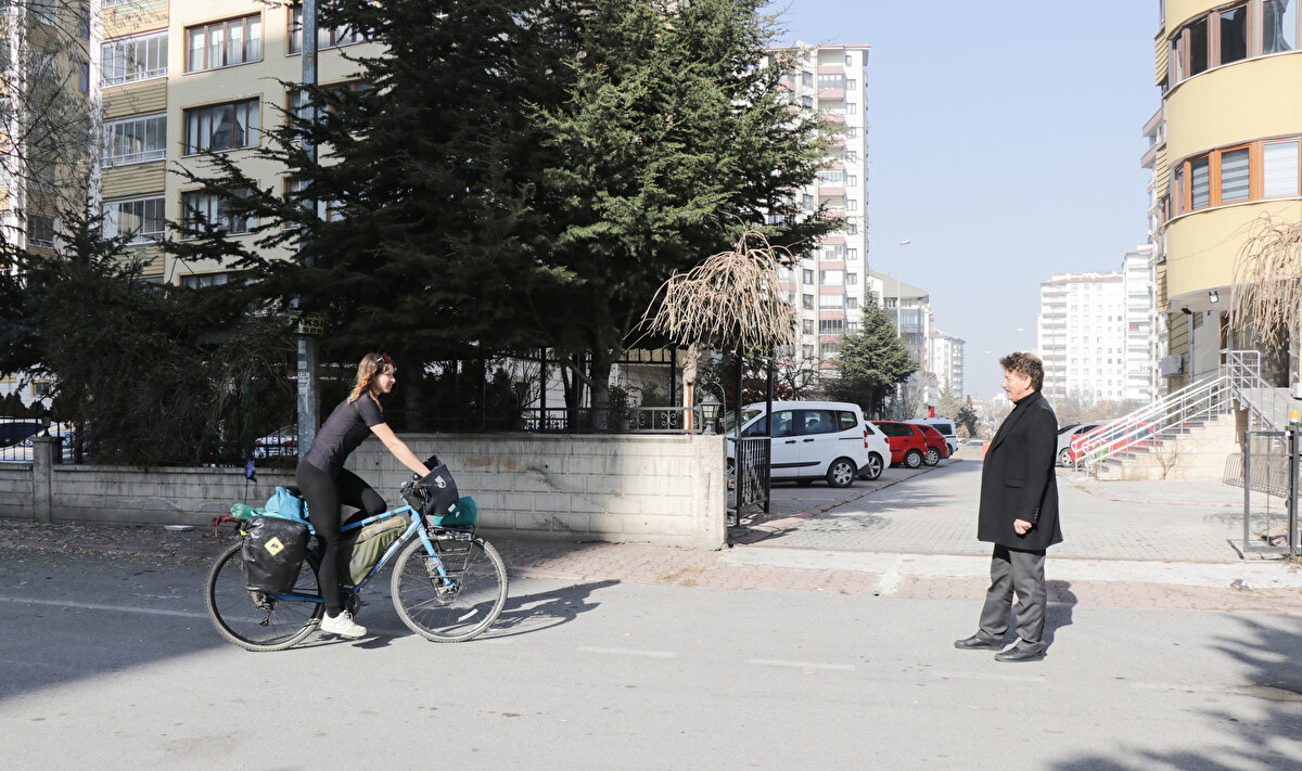 Her ülkede iyi insanlarla tanıştığını aktaran Hoffmann, "Beni evlerine davet ettiler, akşam yemeği verdiler, beni ağırladılar. Bisiklet, seyahat etmenin güzel bir yolu çünkü teninizde rüzgarı hissedebilirsiniz ve bir ülkeyi gerçekten tanırsınız." diye konuştu.