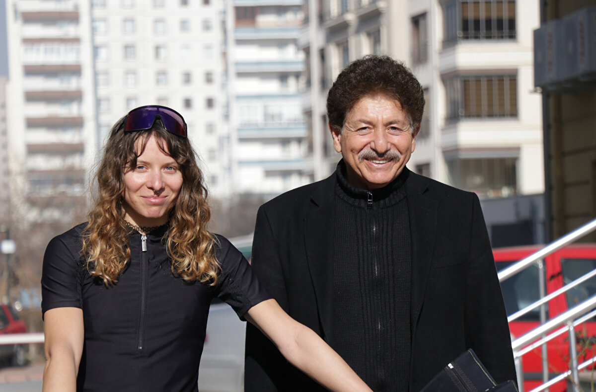 Almanya'da büyüyen Hoffmann, 7 yıl önce babasının bir Türk olduğunu öğrendi. O dönem Avustralya'nın Sidney kentinde yaşayan ve moda tasarımcılığı yapan Hoffmann, babasıyla tanışmak için bir yolculuk yapmaya karar verdi. Bu süreçte işinden istifa eden Hoffmann, Almanya'ya döndü ve 23 Ağustos 2022'de Türkiye'ye gelmek üzere bisikletle yolculuğuna başladı.