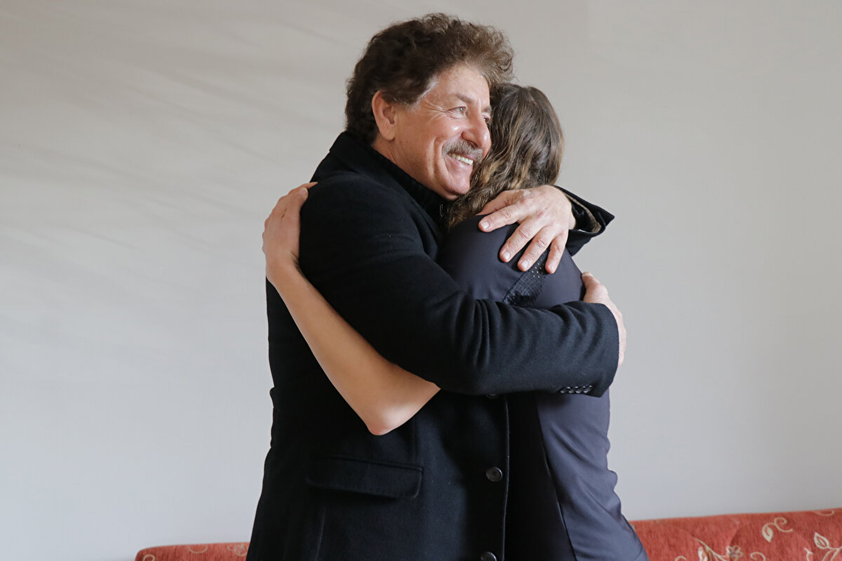 Yaşadığı Sidney'den Frankfurt'a gittiğini, daha sonra çantasını hazırlayıp Almanya'dan Türkiye'ye bisikletle yola çıktığını anlatan Hoffmann, "Çünkü eski kültürüm olan Alman mirasım ve yeni kültürüm olan Türkiye'yi birleştirme fikri ortaya çıktı. Babamla ilk kez görüşmek için yola çıktım." dedi.Hoffmann, Almanya'dan Fransa, İsviçre, İtalya, Hırvatistan, Slovenya, Karadağ, Bosna Hersek, Arnavutluk, Yunanistan'dan geçerek Türkiye'ye geldiğini anlattı.