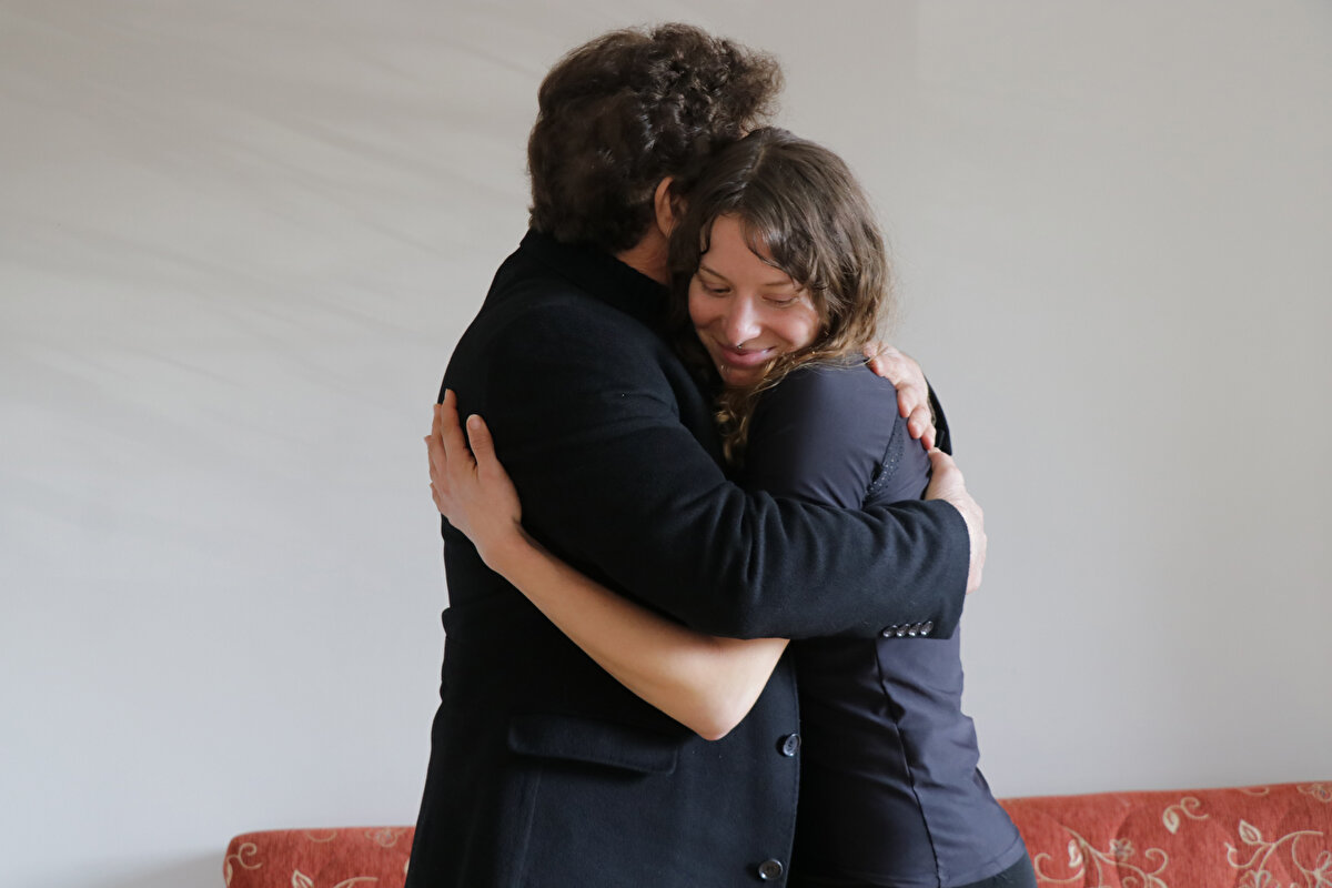 Uzun süren yolculuğuna rağmen yorgun olmadığını belirten Hoffmann, ne kadar süre Kayseri'de kalacağını bilmediğini, babasını tanımak ve benzerliklerini görmek istediğini anlattı.<br><br>Türkiye'ye ilk kez geldiğini aktaran Hoffmann, "Bu seyahatte sadece babamla buluşmak değil olabildiğince Türkiye'yi ve Türk halkını görmek, ikinci kültürümü öğrenmek isterim. Türk müziği dinlemek, Türk yemekleri ve birkaç Türkçe kelime öğrenmek istiyorum." dedi.