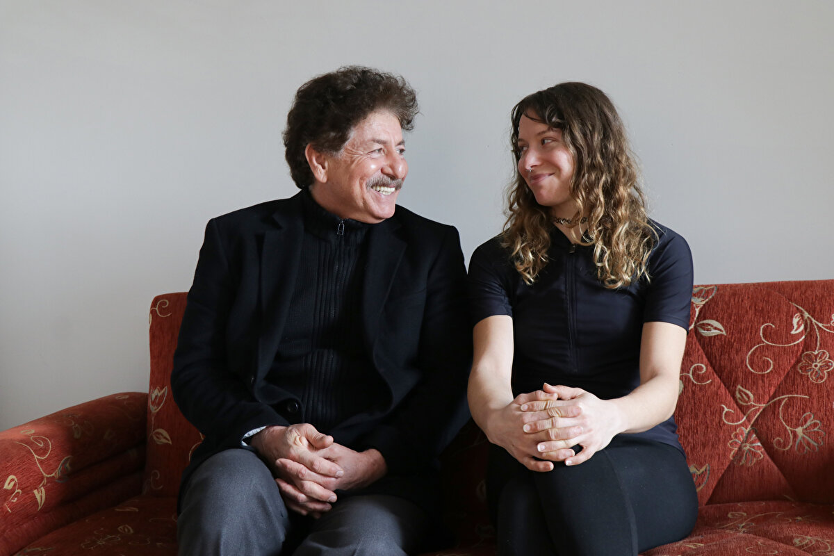 Tekin, uzun yıllar iki kızını da görmediğini aktararak, 28 yıl sonra yaşadıkları yerin belediyesine ve kızlarının dayısına ulaştığını, böylece kızlarının izini bulduğunu belirtti. Büyük kızıyla 28 yıl sonra Almanya'da görüştüğünü ifade eden Tekin, küçük kızı Madeline Avustralya'da yaşadığı için onunla yüz yüze görüşemediğini anlattı. Kızının yola çıktığını kendisine söylediğini ve geleceğinden haberi olduğunu belirten Tekin, "O beni ilk kez görüyor, ben de onu. Ablasına, 'bir gün Avustralya'ya gidelim' dedim ama işini ayarlayamadı. Oraya gitmek biraz zor, hem maddi açıdan hem zaman açısından. Kendisi Almanya'ya bir kere geldi, o zaman da ben gidemedim. Böyle çıkıp geldi. Zamanı geri çeviremem, o zamanlar öyle oldu." diye konuştu.