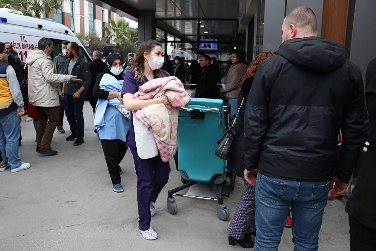 Yalova bulunan 4 katlı Özel Atakent Hastanesi’nin güç kaynaklarından çıkan alevler ve sonrasında dumanlar büyük paniğe sebep oldu.<br><br>