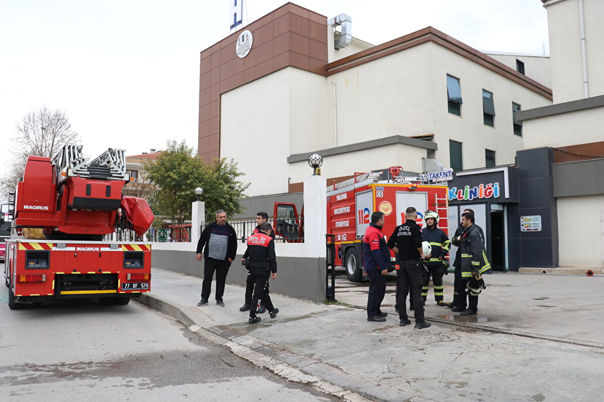 Güç kaynaklarından çıkan yangın kısa sürede İtfaiye ekipleri tarafından söndürülürken, AFAD ekipleri de olay yerine geldi.<br><br>Hastanedeki yangın ile ilgili tahkikat devam ediyor.<br><br>