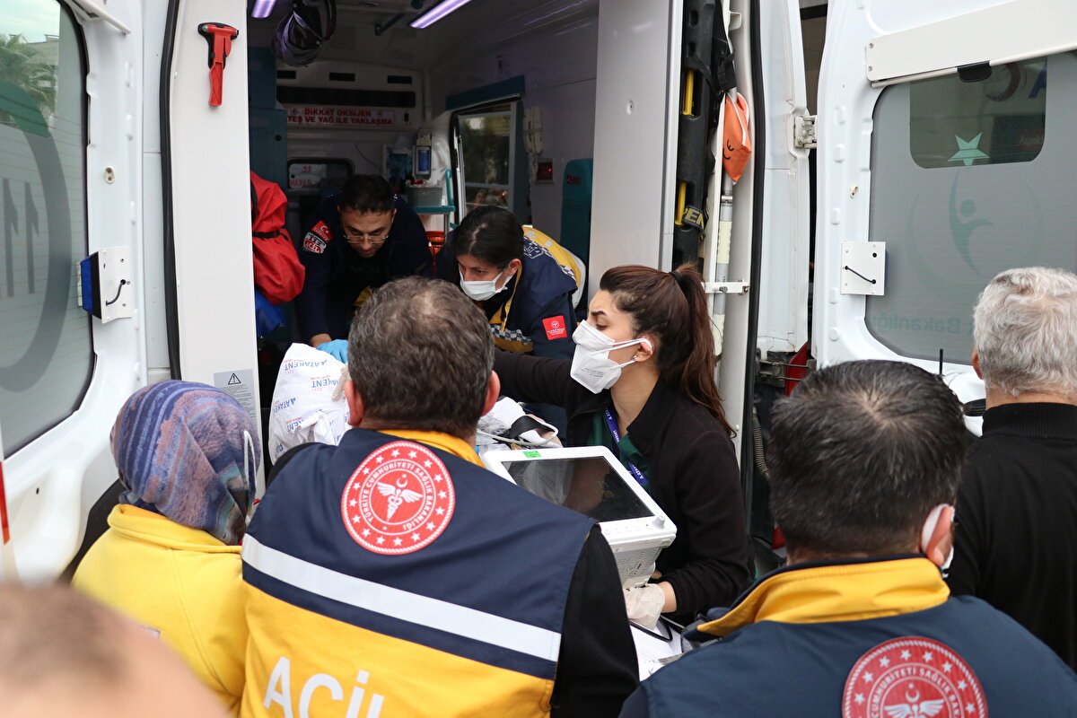 Muayeneye gelen vatandaşlar da, yatlı hasta olanlara yardım ederek dışarı çıkardı.<br><br>