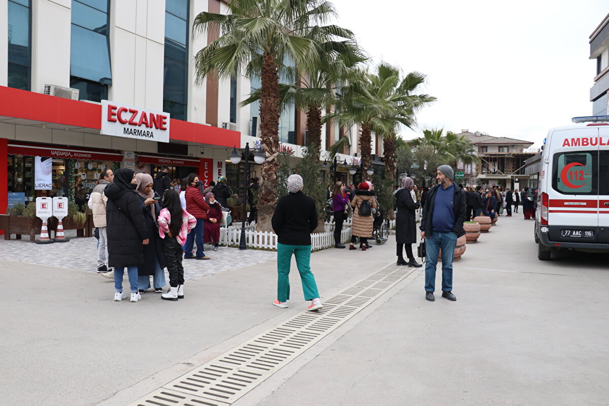 Yükselen dumanlar sebebiyle, hastanede bulunan herkes tahliye edildi.<br><br>