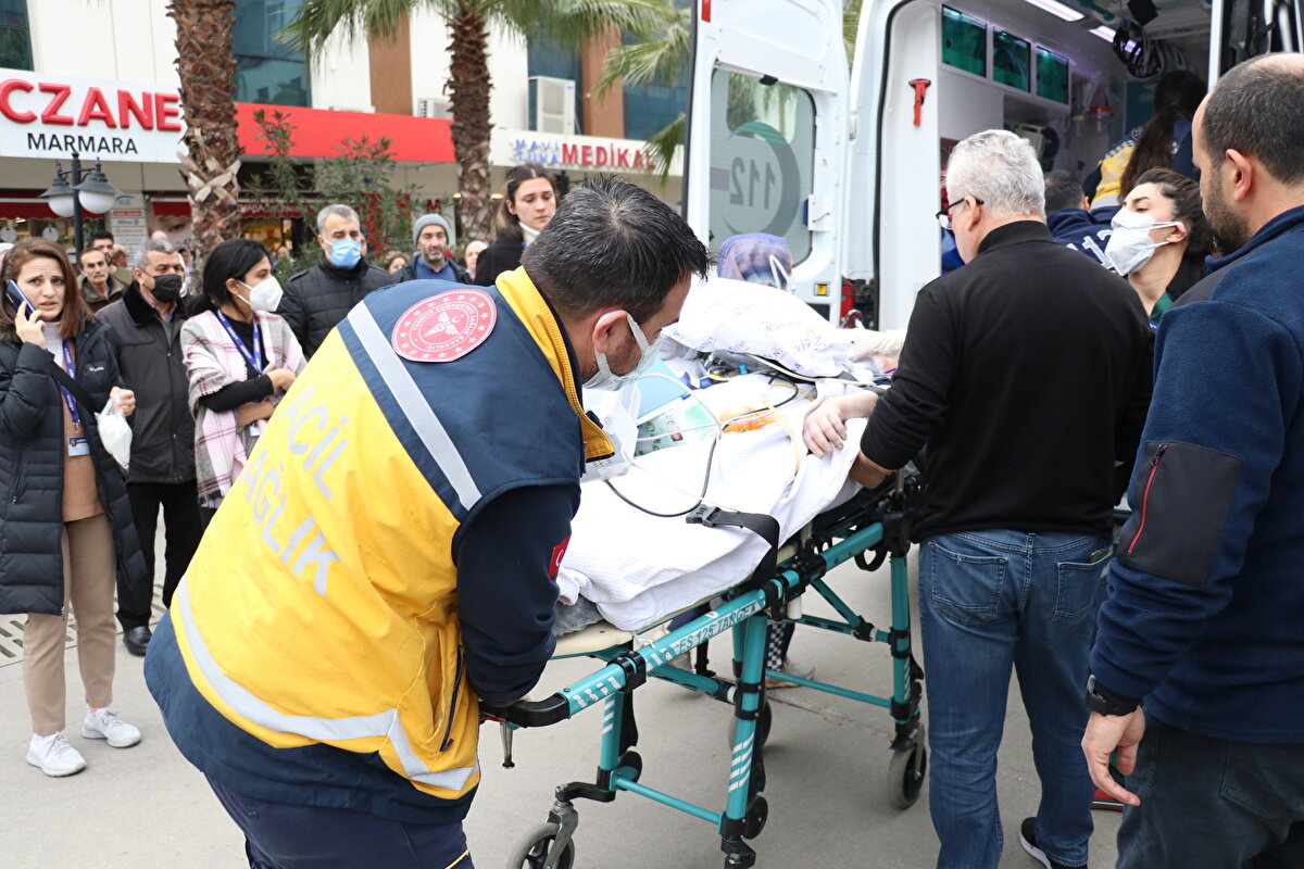 Çok sayıda ambulansın sevk edildiği hastanede yaralanan olmazken, büyük panik yaşayanları vatandaşlar sakinleştirdi.<br><br>