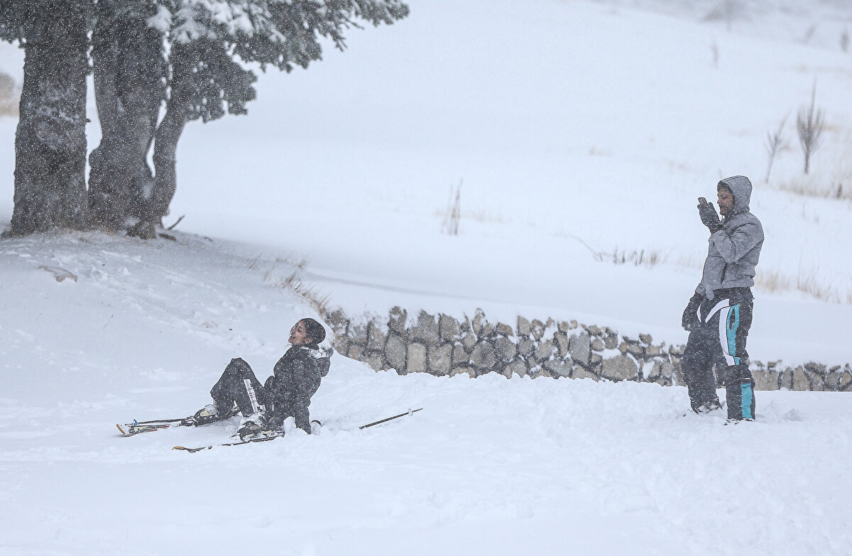 Günler öncesinden hazır olduklarını fakat karın eksik olduğunu belirten Otel Genel Müdürü Murat Pınarcı, " Dün itibariyle başlayan kar yağışı bugünde devam ediyor. Bu şekilde devam ederse hafta sonuna pistleri açmış oluruz. Karla birlikte rezervasyon için telefonlarımız susmuyor. Buda bizim için çok güzel bir şey. Çok sevinçliyiz. Zaten otelimiz açıktı. Şuanda da hizmetimize devam ediyoruz" dedi.<br><br>