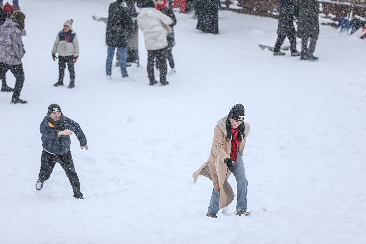 Karın yağmasıyla birlikte otelcilerin yüzü gülmeye başlarken rezervasyon için arayanların çoğaldığı öğrenildi. Pistlerin ise hafta sonuna kadar açılacağı belirtildi.<br><br>