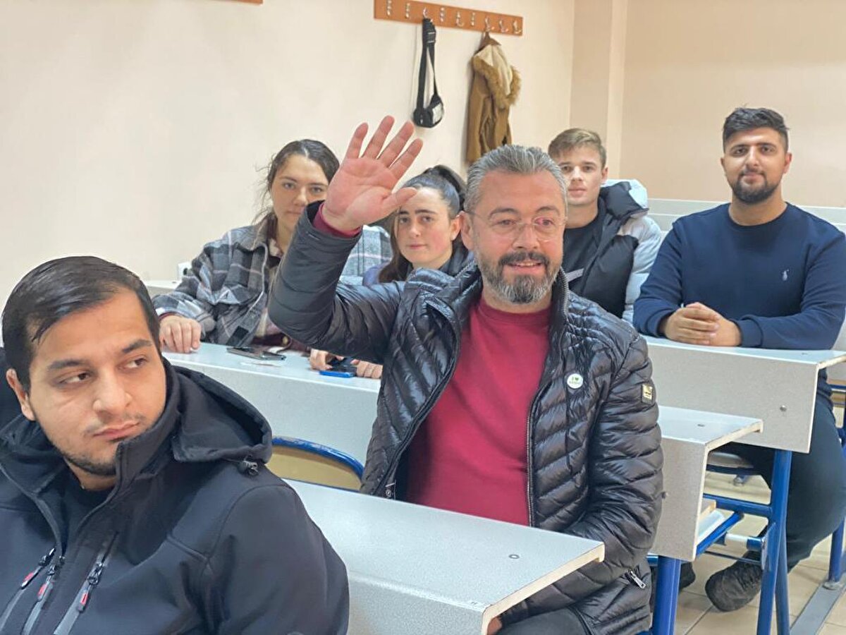 Bu bölümü tercih etmemin sebebi ise daha öncesinde ambulans şoförlüğü yapıyordum. Vakalara gittiğimizde, olay yerine gelen gazeteciler çok dikkatimi çekiyordu. Bu bölüme olan ilgim o zamanlarda başlamıştı" dedi.<br><br>