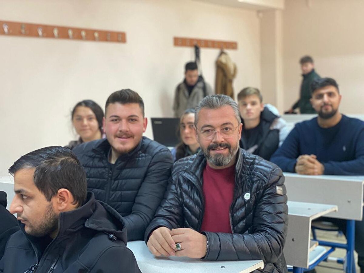 'GURUR VERİCİ'<br><br>Lutfi Kiper ise, "Küçüklüğümden beri babamla arkadaş gibi olduğumuz için aynı üniversitede olmamız konusunda hiç sıkıntı çekmedik. Babamla okumanın hiç eksi bir yönü yok. Tüm çevrem bu olayı şaşkınlıkla karşıladı. Okulda çok ilgi gördük. Bütün hocalarımız ve arkadaşlarımız, babamı azminden ötürü tebrik ettiler. Babamla aynı sınıfta olmak çok gurur verici” diye konuştu.