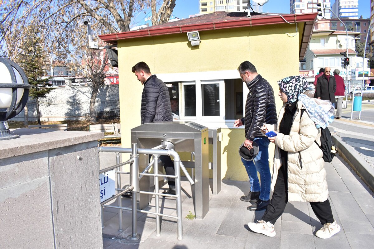 Kiper, okumanın yaşının olmadığını, oğluyla birlikte öğrenim gördüğü için güzel tepkiler aldığını kaydetti. Kiper oğlu ile birlikte eğitim gördüğü için mutlu olduğunu belirterek, "Üniversite bahçesinde oğlumla beraber dolaşıyoruz, yemeği beraber yiyoruz. Üniversiteye adapte olmamda oğlumun faydası oldu. Tanıdıklarım bu yaşta okunur mu, diyor. Ben de onlara okumanın yaşı yoktur diyorum. <br><br>