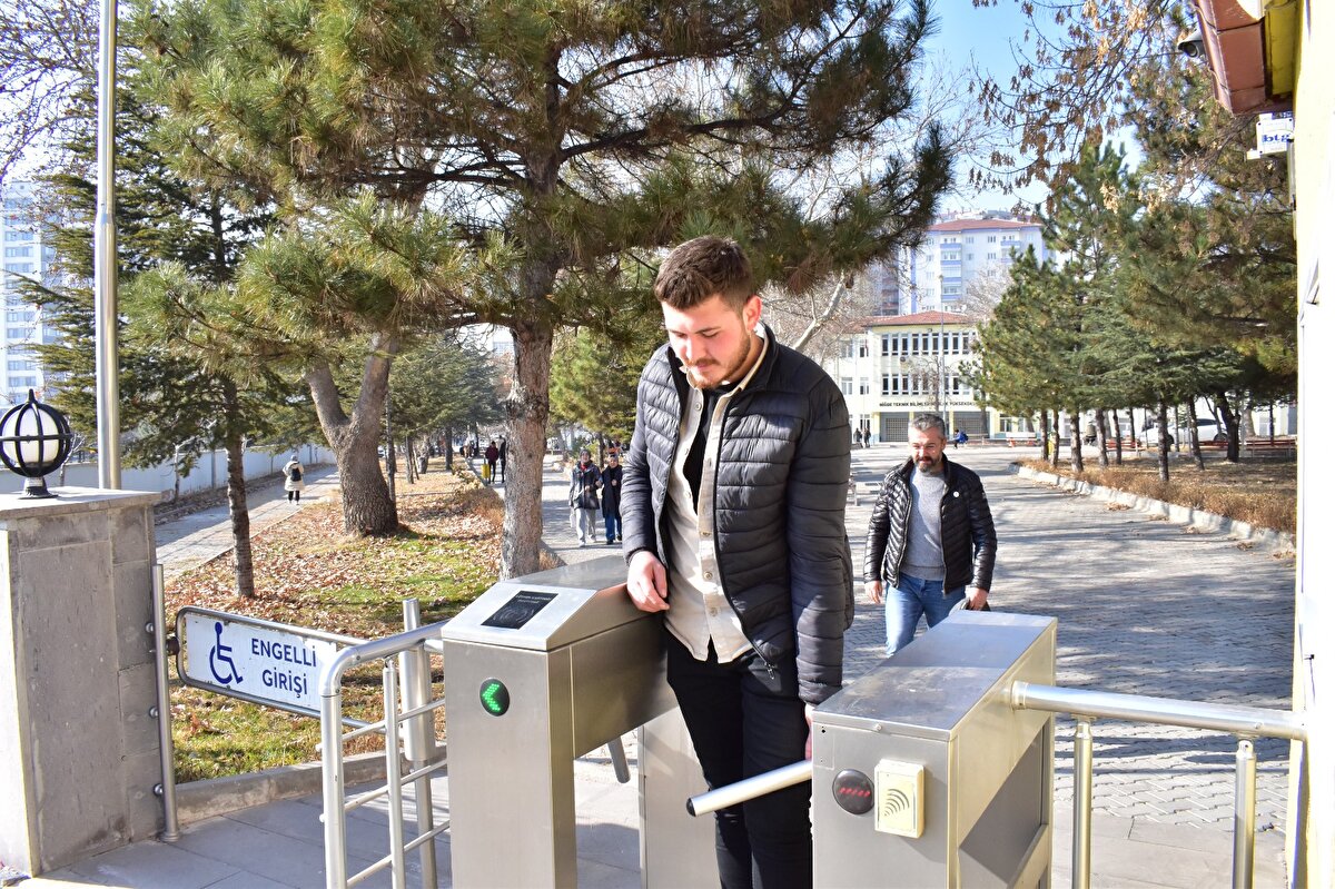 Üniversite sınavına giren besin takviyesi firması çalışanı Hulusi Kiper, oğlu Lutfi Kiper ile birlikte Niğde Üniversitesi Teknik Bilimler Meslek Yüksekokulu Radyo ve Televizyon Programcılığı Bölümü'nü kazandı. Baba-oğul, kayıt yaptırıp okula başladı birlikte üniversiteli oldu.<br><br>