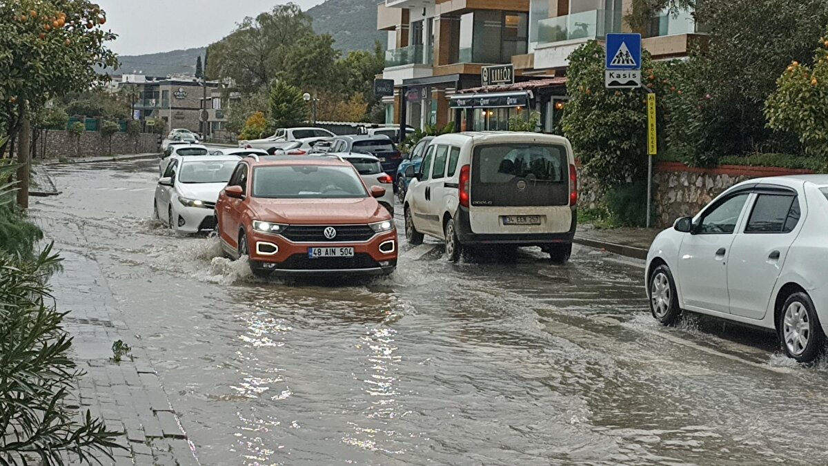 Kuvvetli sağanağın gecenin ilerleyen saatlerine kadar etkisini sürdürmesi beklendiği bildirildi.<br>