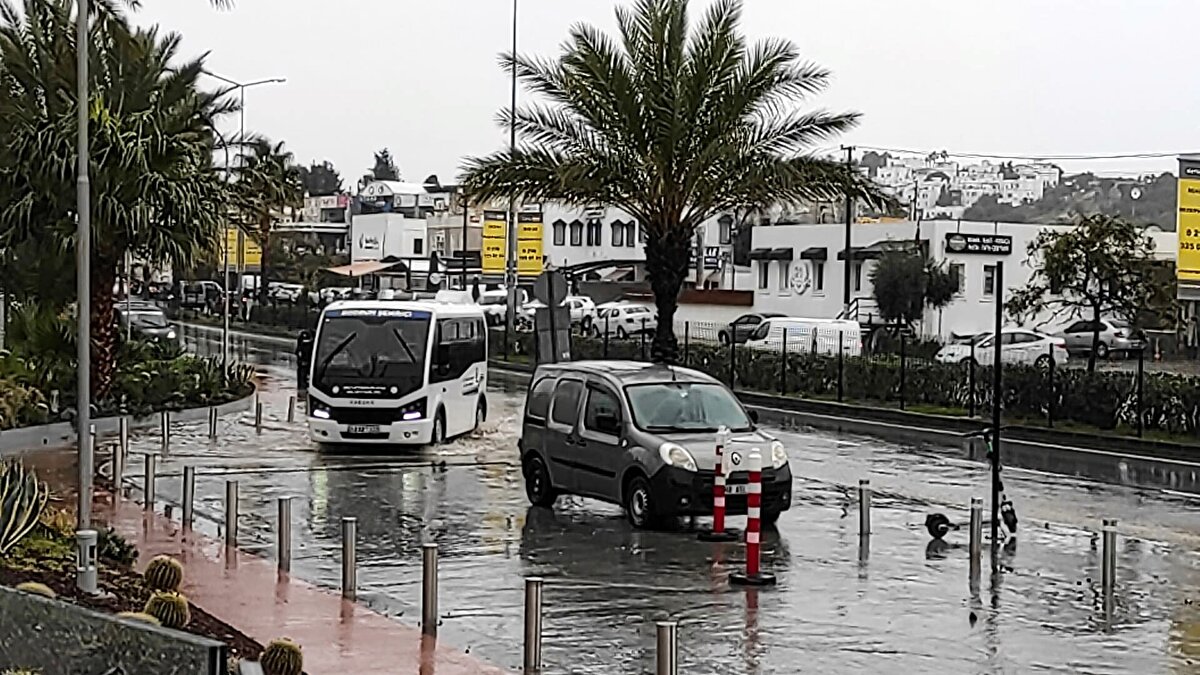 Araç sürücüleri ve bölge halkı zor anlar yaşadı. Kente son 12 saat içinde 35 kilogram yağış düştü.<br>
