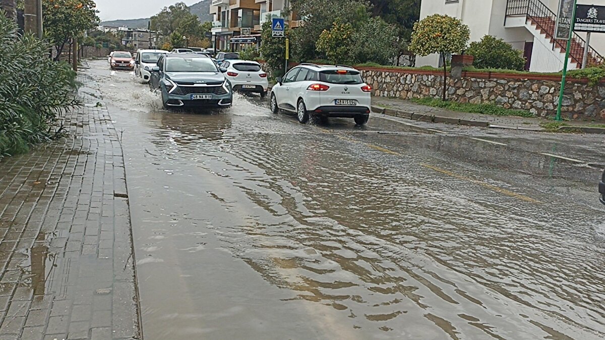 Bodrum'da sabah saatlerinden itibaren yağan sağanak öğle saatlerinde etkisini daha da artırdı.<br>
