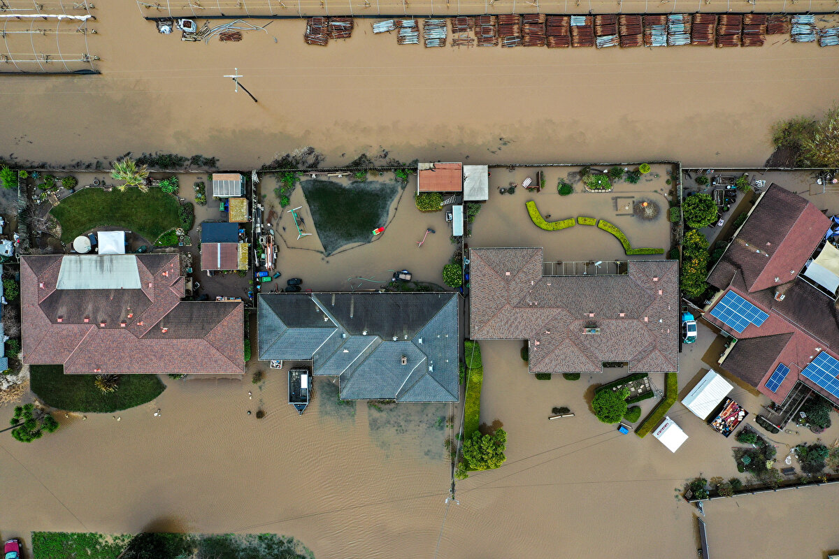 ABD Başkanı Joe Biden, 8 Ocak'ta, California eyaletindeki şiddetli fırtına, rüzgar ve yağmur nedeniyle acil durum ilanını onaylamıştı.<br><br>