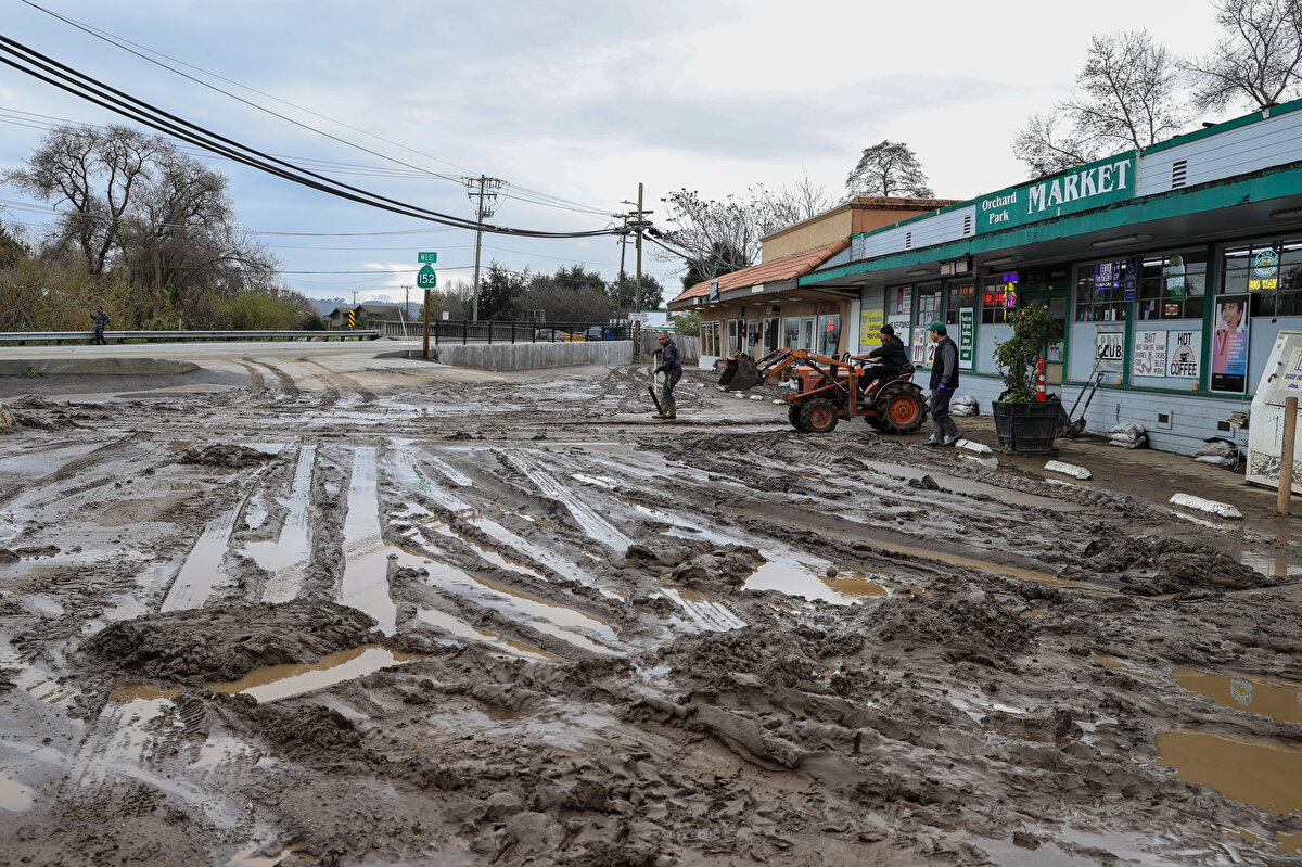 Ulusal Meteoroloji Servisi, "atmosferik nehirlerin acımasız geçit töreni" şeklinde nitelediği bölgedeki kötü hava şartlarının devam edeceğini ifade etti.<br><br>