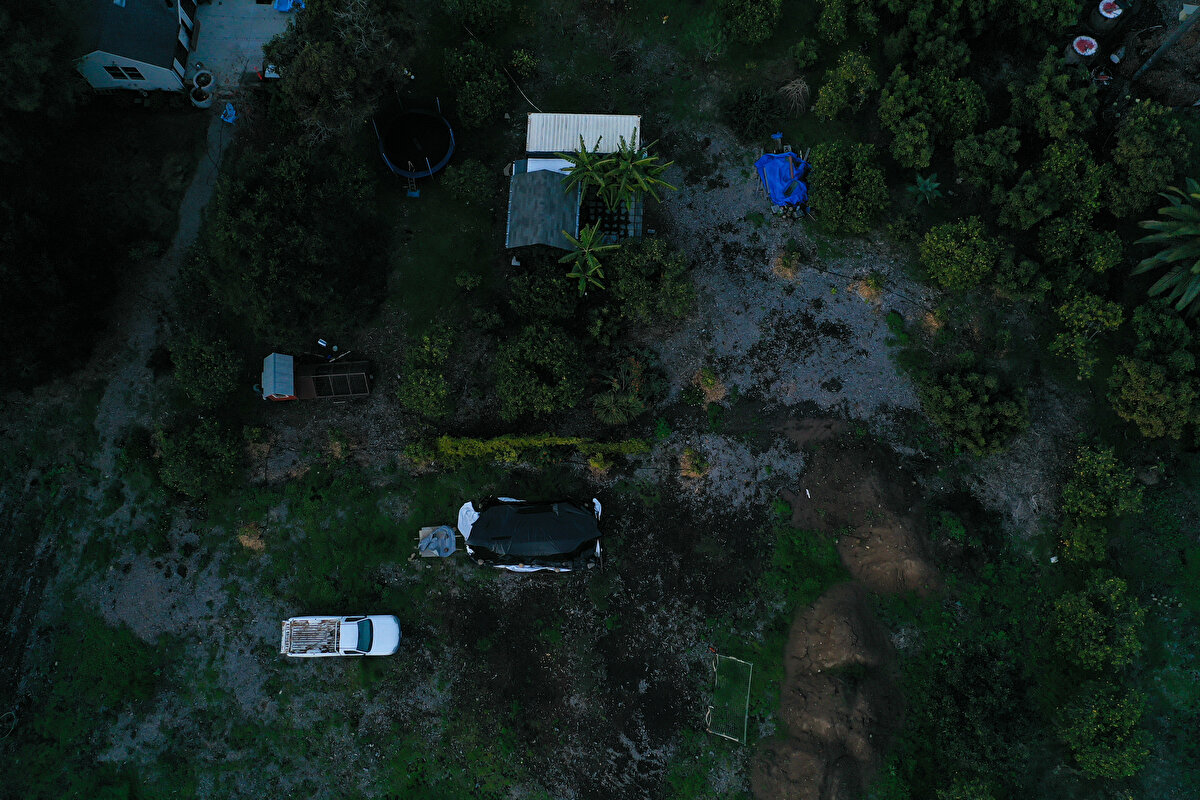 Ölümlere çoğunlukla hava şartları nedeniyle yollardaki kazaların, ağaç devrilmelerinin ve sellerin neden olduğunu ifade eden yetkililer, aracı sele kapılan bir kadının çevredekiler tarafından kurtarıldığını ve 5 yaşındaki bir çocuğun sel sularına kapılarak kaybolduğunu aktardı.<br><br>