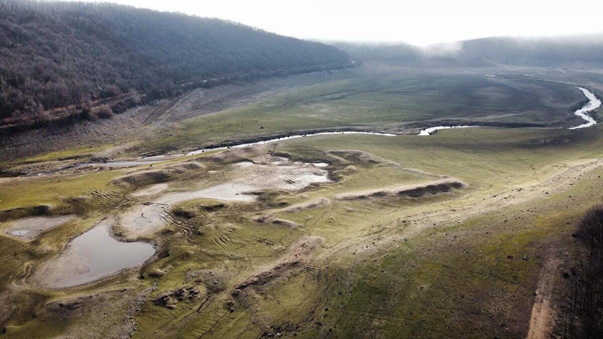 Prof. Dr. Orta, "Hem meteorolojik kuraklık hem de tarımsal kuraklık var; an itibarıyla Trakya'da da bu sıkıntı devam ediyor. Yer altı suyu sıkıntılı. Neden sıkıntılı? Barajlardaki ve göletlerdeki su seviyeleri azaldıkça su kullanıcıları mevcut olan kuyularını, yer altı sularını kullanıyor. Dolayısıyla buradan kullanım günden güne artıyor. Beslenme doğrultusundaki kullanıma hiçbir zaman 'hayır' demedik. 5 birim yer altı suyu beslenmesi varsa 5 birim kullanılsın fakat 5 birim beslenmeye yılda 10-15 birim çekerseniz bu, su seviyenizin sürekli olarak düşmesini sağlıyor. 600 metrelik Ergene aküferinin şu anda 400 metresini kullanmış durumdayız. 4'te 3'ünü kullanmış durumdayız çünkü neden? Bizim Ergene-Meriç aküferinde 0,4 milyar metreküp beslenmemiz vardır. Tahminen hesaplarımıza göre, şu anda yıllık çekimimiz bizim 1 milyar metre küpün üzerinde. Dolayısıyla 0,4 besliyoruz, 1 milyar çekiyoruz. 2 katından fazlasını çekiyoruz. Dolayısıyla seviye, her geçen gün düşmeye devam ediyor" diye konuştu.