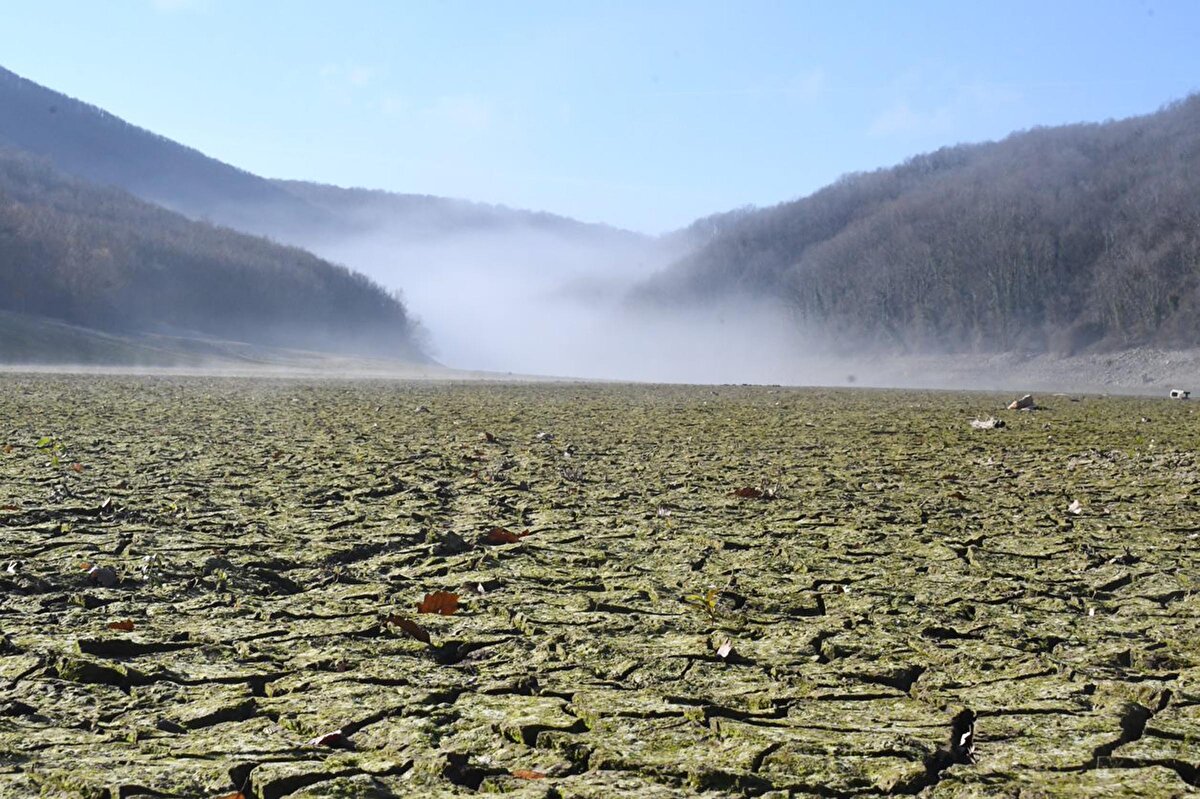 'ŞU ANKİ KONUMUMUZ ÇOK ACI'<br>Barajların bulunduğu Aksicim köyünde yaşayan Hüseyin Duran (34), barajın yapılmasından bugüne 2 veya 3 kez böyle ciddi kuraklık gördüğünü söyledi. Duran, "1996 yılında İSKİ, bizim tarlalarımızı istimlak etti ve baraj oldu. Olduğundan beri ikinci veya üçüncü seferdir böyle görüyoruz fakat bu zamanlarda hiç olmazsa belirli kesimlerde su olurdu. Şu anda hiç yok. Bu son zamanların en kötü dönemlerini yaşıyoruz. Hayvancılık da yapıyorum, bir traktör firmasında çalışıyorum. Şu anki konumumuz çok acı. Çok üzülüyorum. Buradan İstanbul'a su pompalanıyor. Yapacak hiçbir şeyimiz yok, sadece dua ediyoruz. Ne yapacağız, biz de bilmiyoruz. Burada balık tutuyorduk ama şu anda tutacak hiçbir şeyimiz yok" dedi.