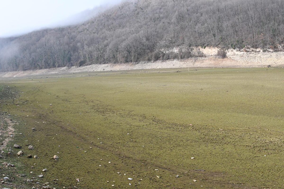 İstanbul'un su ihtiyacını karşılayan barajların genel doluluk oranı ise yüzde 31,56 oldu. Barajların doluluk oranları şöyle:<br><br>-Ömerli: 35,43<br><br>-Darlık: 28,39<br><br>-Elmalı: 29,8<br><br>-Terkos: 37,73<br><br>-Alibey: 17,61<br><br>-Büyükçekmece: 34,48<br><br>-Sazlıdere: 37,1<br><br>-Istrancalar: 37,07<br><br>-Kazandere: 4,74<br><br>-Pabuçdere: 4,77