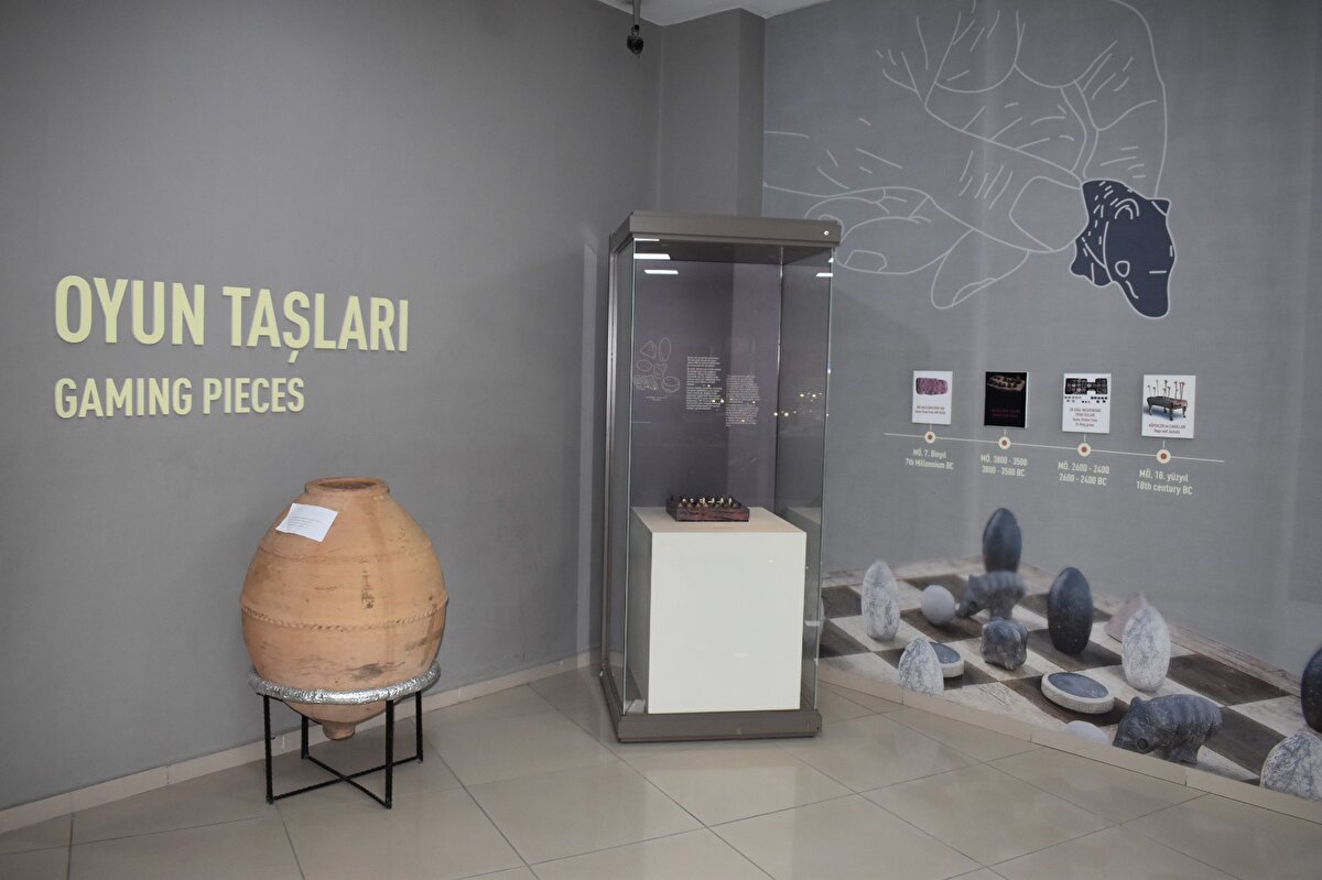 O dönem kazı çalışmalarında görev alan Batman Müzesi’nde arkeolog Abdurrahman Demir, “2013 yılında ilk defa eserlerle karşılaştık, bir mezar buluntusu olarak. Daha sonra 2019 yılında ise son parçası olan domuzu bulduk. Benzer eserler ışığında bir karşılaştırma yaptığımızda, sistem olarak 4 domuzun, 4 köpeğin olması, göz şeklinde olması, pramidal taşların olması ve mermi benzeri taşların olmasıyla bunun zaten bir zeka oyunu olduğunu aslında gösteriyor" dedi.