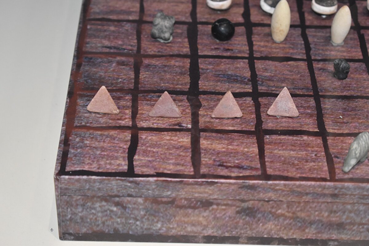 Bulunan oyun taşlarıyla Başurluların sanat ürettiğini söyleyen Demir, “Oyun taşlarının milattan önce 3100 ile 2900 yılları arası yani toplamda 5 bin yıllık bir geçmişi var. Erken Tunç Çağı’nın önemli eserlerinden biridir. Batman Müzesi Müdürlüğü Başkanlığı’nda yapılan kazılarda, Doç. Dr. Haluk Sağlamtimur'un yaptığı çalışmalarda ortaya çıkarıldı. Bu taşların hangi amaçla yapıldığı bilinmemekle beraber bununla ilgili hem yabancı hem yerli çalışmalar var. Üzerine hem makaleler hem de tez çalışmaları devam ediyor. İlerleyen zamanlarda yayınlanacaktır" dedi.