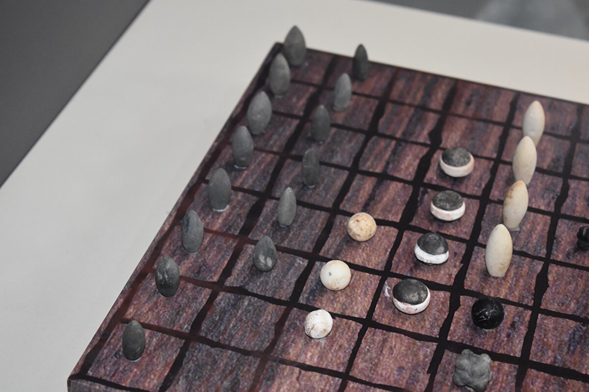 "Taşlar çok enteresandır. Oyunla ilgiliden ziyade, o dönemin insanlarının çevresini taşlara yansıttığını rahatlıkla görebiliyoruz. Mesela biz herhangi bir satranç oyununa baktığımızda satrançtaki atlar, kale ve piyonların bir benzerini bu oyunda da görebiliyoruz aslında. Başur Höyük’ten çıkarılan bu oyun taşları toplamda 39 adet olup, 2 kişiyle oynandığı düşünülmektedir. Döneminin en önemli sanat eserleridir diyebiliriz. Çünkü birçok insan eser yapar, zanaat üretir ama ‘Başurlular sanat üretmiş’ diyebiliriz” ifadelerini kullandı.