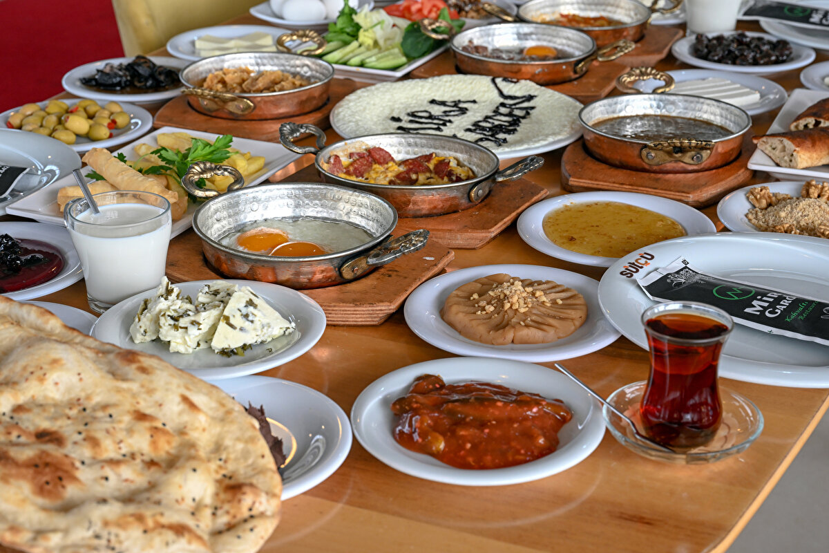 Van'da 2014'te "dünyanın en kalabalık kahvaltı sofrası"nı kurduklarını hatırlatan Takva, şöyle konuştu:<br>​<br>​<br>"Bunu sürdürebilir kılmak, geleneksel kültürümüzü daha üst seviyeye çıkarmak için çaba sarf ettik. Geldiğimiz noktada memnuniyetle ifade etmeliyim ki UNESCO Türkiye Milli Somut Olmayan Kültürel Miras İhtisas Komitesi bu talebimizi değerlendirdi ve sürecin takibinin Dışişleri Bakanlığı tarafından yürütülmesi için bir karar alındı. Biz de bu kültürümüzün dünyaya tanıtılması konusuna bir adım daha atmanın mutluluğunu yaşadık."