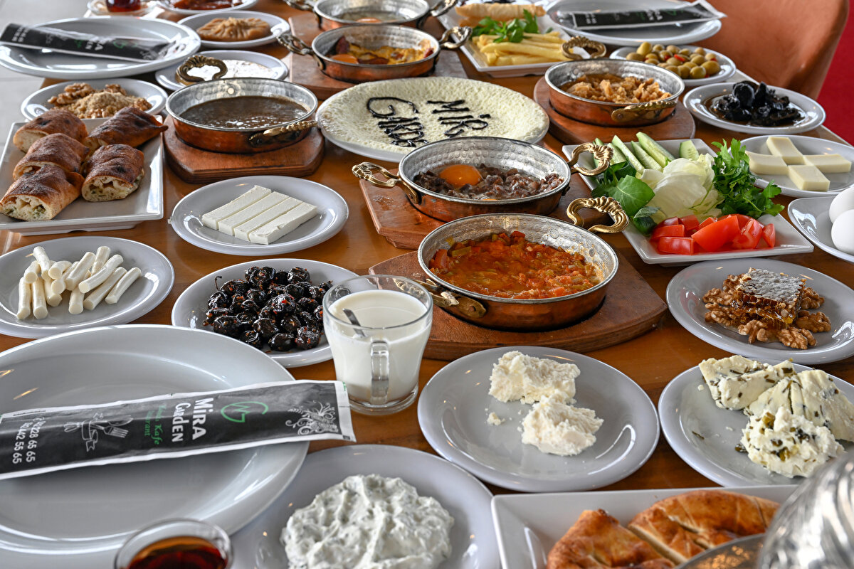 Bu amaçla 9 yıl önce 51 bin 793 kişinin katılımıyla "Dünyanın en kalabalık kahvaltı sofrası" rekorunun kırıldığı kentte, Van TSO tarafından haziranın ilk pazar gününün resmi olarak "Dünya Kahvaltı Günü" ilan edilmesi ve UNESCO Somut Olmayan Kültürel Miras Listesi'ne dahil edilmesi için geçen yıl UNESCO Türkiye Milli Komisyonuna başvuru yapıldı.