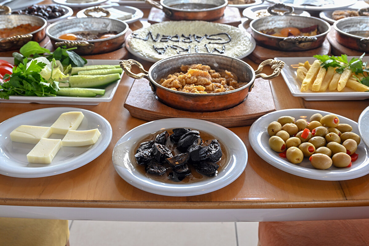 Otlu peynir, murtuğa, kavut, kavurmalı yumurta, cacık, süt kaymağı ve karakovan balı gibi ürünlerle hem göze hem de mideye hitap eden Van kahvaltısının bilinirliliğinin artırılması hedefleniyor.