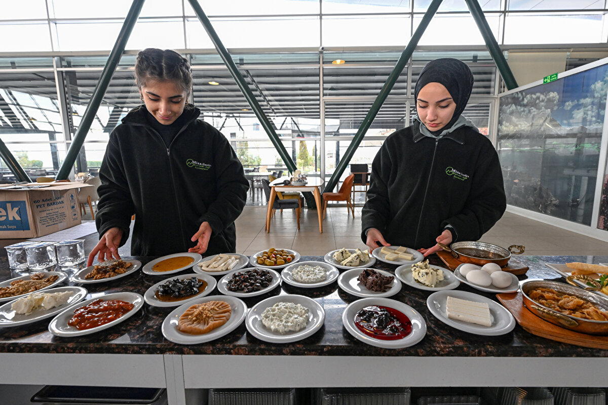 "Kendi ürünlerimizle fark yaratmaya çalışıyoruz"<br><br>Van kahvaltısının markalaşması açısından bu çalışmaların önemli olduğunu ifade eden Takva, şunları kaydetti:<br><br>"Dünyada ilham veren rekorlar sıralanırken Van kahvaltısı da bunlar arasında yer alıyor. Bunu sürdürmek gerekiyor. İnşallah bundan sonra her yıl haziranın ilk pazar günü 'Dünya Kahvaltı Günü' olarak kutlanacak. Bazı iller çeşitli ürünlerle öne çıkıyor. Kahvaltı tek başına bir üründen ibaret değil, 20'ye yakın üründen oluşan bir öğünden söz ediyoruz. Sadece öğle ya da akşam yemeğiyle meşhur bir kent yok ama kahvaltısıyla meşhur sadece Van var. Dolayısıyla kültürel değer açısından çıktığımız bu yol, beraberinde kahvaltının birleşenleri olan ürünleri de pazar ürünü haline getirecek. Kendi ürünlerimizle fark yaratmaya çalışıyoruz. İller, ülkeler büyük rekabet içinde. Bu rekabette fark yaratan çalışmaları daha üst seviyeye çıkarmamız gerekiyor."
