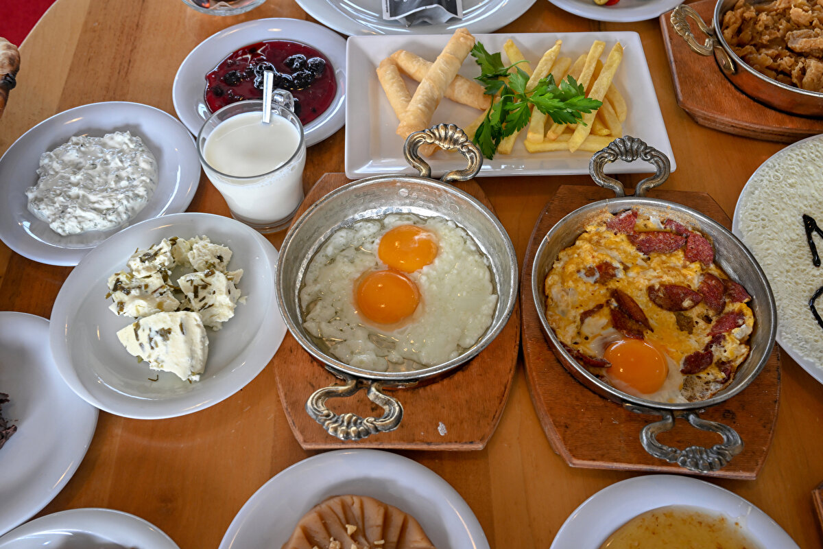 Van TSO Başkanı Necdet Takva, AA muhabirine, Kovid-19 salgını sürecinde "Dünya Kahvaltı Günü"nün sosyal medya hesaplarından paylaşılan fotoğraflarla kutlandığını anımsattı.